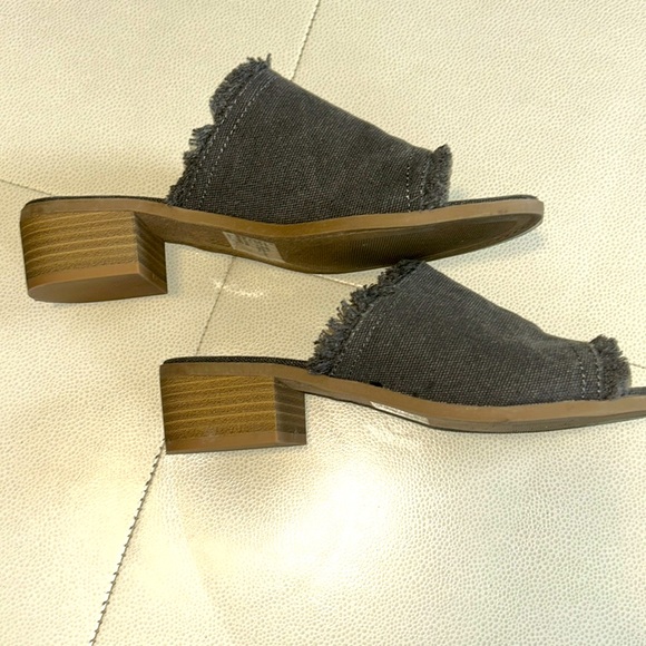 Universal Threads Slide/Sandals/Slip On Women's Size 8 Charcoal Denim Frayed - Picture 6 of 10